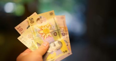 iemand met geld vast