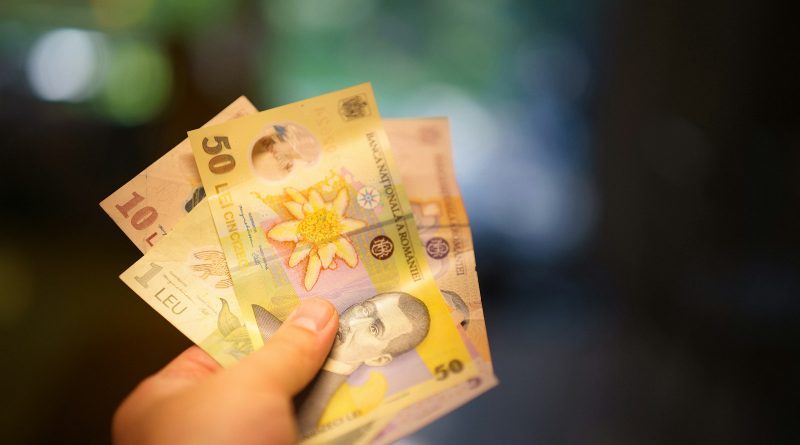 iemand met geld vast
